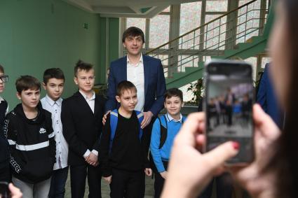 Москва. Министр просвещения Сергей Кравцов встретился с учениками школы ,где сам раньше учился и преподавал.