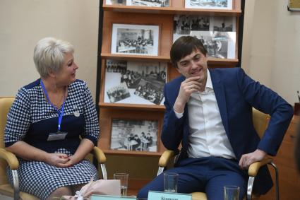 Москва. Министр просвещения Сергей Кравцов приехал в школу,где сам раньше учился и преподавал.