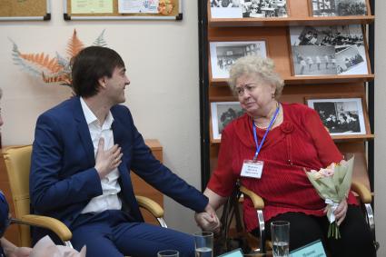 Москва. Министр просвещения Сергей Кравцов с учительницей английского языка Людмилой Мешковой в школе,где сам раньше учился и преподавал.