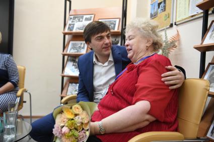 Москва. Министр просвещения Сергей Кравцов с учительницей английского языка Людмилой Мешковой в школе,где сам раньше учился и преподавал.