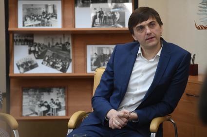 Москва. Министр просвещения Сергей Кравцов приехал в школу,где сам раньше учился и преподавал.