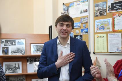 Москва. Министр просвещения Сергей Кравцов приехал в школу,где сам раньше учился и преподавал.
