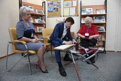 Москва. Министр просвещения Сергей Кравцов приехал в школу,где сам раньше учился и преподавал.