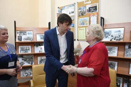 Москва. Министр просвещения Сергей Кравцов с учительницей английского языка Людмилой Мешковой в школе,где сам раньше учился и преподавал.