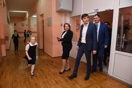 Москва. Министр просвещения Сергей Кравцов встретился с учителями и учениками школы ,где сам раньше учился и преподавал.