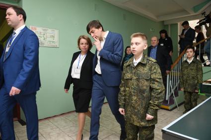 Москва. Министр просвещения Сергей Кравцов встретился с учителями и учениками школы ,где сам раньше учился и преподавал.