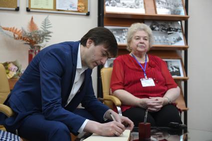 Москва. Министр просвещения Сергей Кравцов с учительницей английского языка Людмилой Мешковой в школе,где сам раньше учился и преподавал.