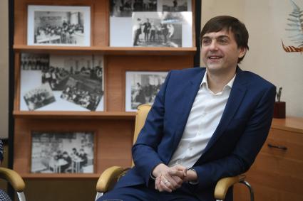 Москва. Министр просвещения Сергей Кравцов приехал в школу,где сам раньше учился и преподавал.