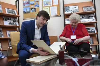 Москва. Министр просвещения Сергей Кравцов с учительницей английского языка Людмилой Мешковой в школе,где сам раньше учился и преподавал.