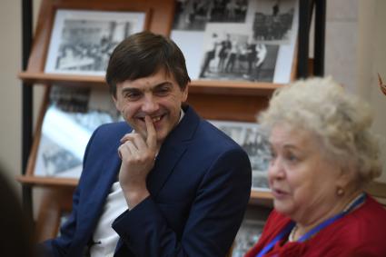 Москва. Министр просвещения Сергей Кравцов с учительницей английского языка Людмилой Мешковой в школе,где сам раньше учился и преподавал.