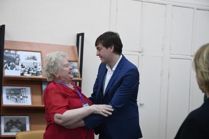 Москва. Министр просвещения Сергей Кравцов с учительницей английского языка Людмилой Мешковой в школе,где сам раньше учился и преподавал.
