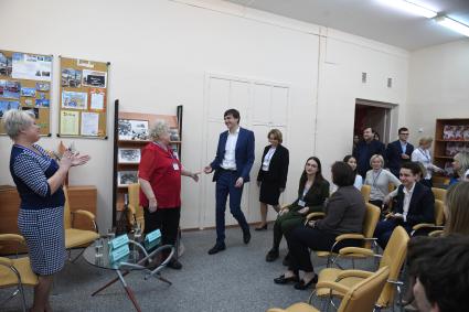 Москва. Министр просвещения Сергей Кравцов ( в центре) приехал в школу, где сам раньше учился и преподавал.