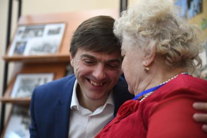 Москва. Министр просвещения Сергей Кравцов с учительницей английского языка Людмилой Мешковой в школе,где сам раньше учился и преподавал.