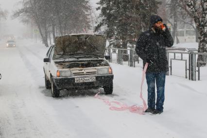 Барнаул. Мужчина во время поломки автомобиля.