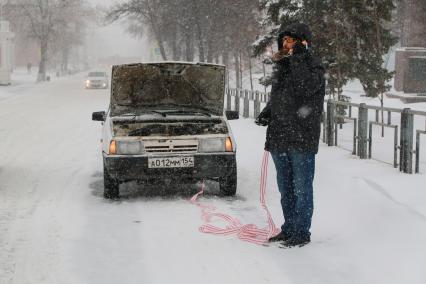 Барнаул. Мужчина во время поломки автомобиля.