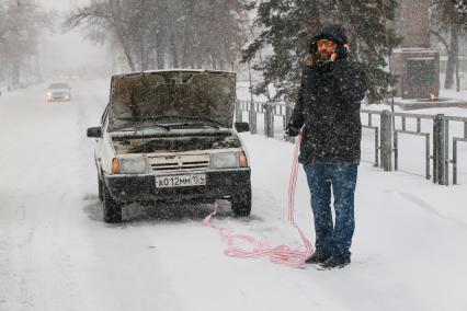 Барнаул. Мужчина во время поломки автомобиля.