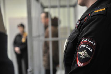 Екатеринбург. Сотрудники конвойной службы полиции с задержанным в зале судебного зеседания