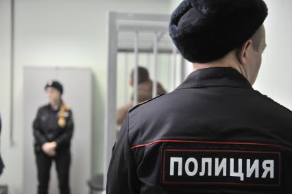 Екатеринбург. Сотрудники конвойной службы полиции с задержанным в зале судебного зеседания