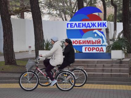 Геленджик.  Женщины на велосипедах.