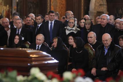 Диск 384 Президент РФ Владимир Путин вдова Лужкова Елена Батурина Дочь Лужкова Елена вдова дочь Лужкова Ольга Брат Лужкова Сергей Лужков на церемонии прощания с бывшим мэром Москвы Юрием Лужковым в храме Христа Спасителя