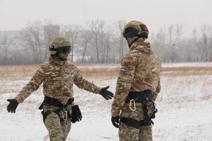 Красноярск. Сотрудник ОМОН  во время отработки десантно-штурмовой подготовки  на транспорте с использованием авиаотряда Росгвардии.