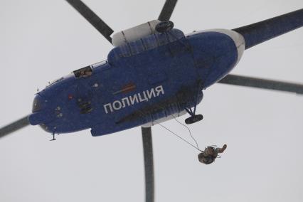 Красноярск. Сотрудники ОМОН во время отработки десантно-штурмовой подготовки на транспорте с использованием авиаотряда Росгвардии.