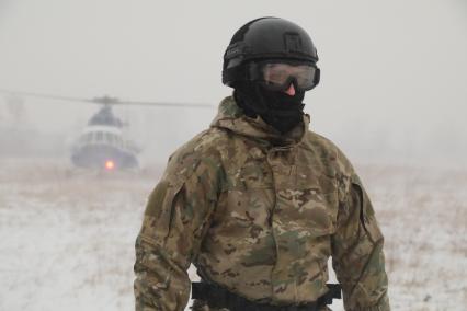 Красноярск. Сотрудник ОМОН  во время отработки десантно-штурмовой подготовки  на транспорте с использованием авиаотряда Росгвардии.