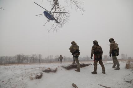 Красноярск. Сотрудники ОМОН  во время отработки десантно-штурмовой подготовки  на транспорте с использованием авиаотряда Росгвардии.