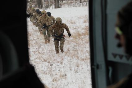 Красноярск. Сотрудники ОМОН  во время отработки десантно-штурмовой подготовки  на транспорте с использованием авиаотряда Росгвардии.