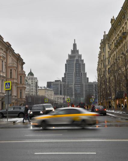 Москва.  Вид на торговый центр  Оружейный.