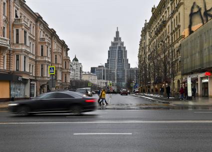 Москва.  Вид на торговый центр  Оружейный.