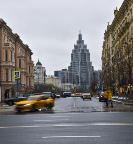 Москва.  Вид на торговый центр  Оружейный.