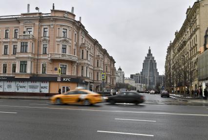 Москва.  Вид на торговый центр  Оружейный.