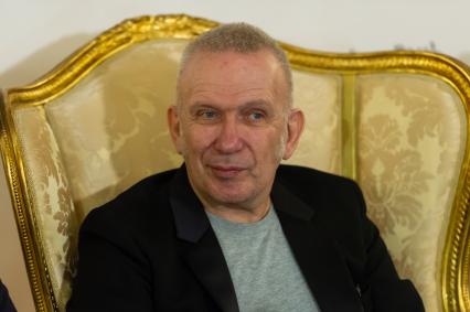 Санкт-Петербург. Модельер Жан-Поль Готье во время пресс-конференции творческой группы Fashion Freak Show в гостинице `Астория`.