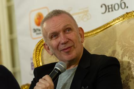 Санкт-Петербург. Модельер Жан-Поль Готье во время пресс-конференции творческой группы Fashion Freak Show в гостинице `Астория`.