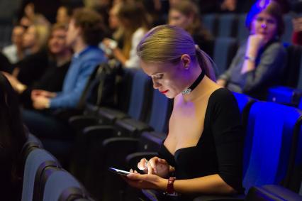 Санкт-Петербург. Зрители перед началом театрального спектакля Fashion Freak Show модельера Жана- Поля Готье .
