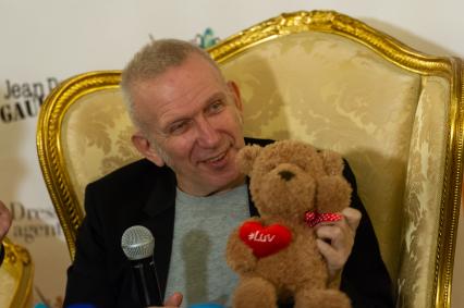 Санкт-Петербург. Модельер Жан-Поль Готье во время пресс-конференции творческой группы Fashion Freak Show в гостинице `Астория`.