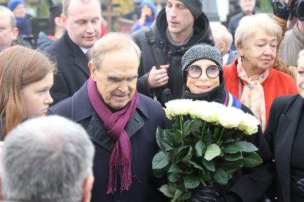 Диск387. Троекуровское кладбище в Москве. Открытие памятника на могиле Николая Караченцова. 2019. На снимке: режиссер Глеб Панфилов и актриса Инна Чурикова