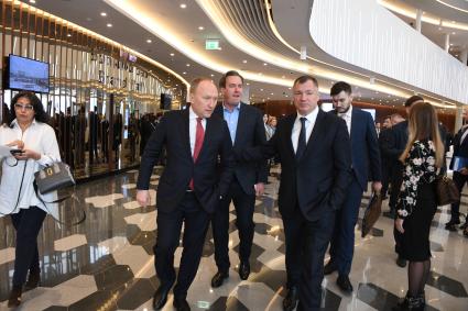 Москва.  Заместитель мэра Москвы по вопросам градостроительной политики и строительства Андрей Бочкарев (слева) и вице-премьер РФ Марат Хуснуллин (третий слева)  во время заседания коллегии по реализации строительных проектов Москвы в концертном зале `Зарядье`.