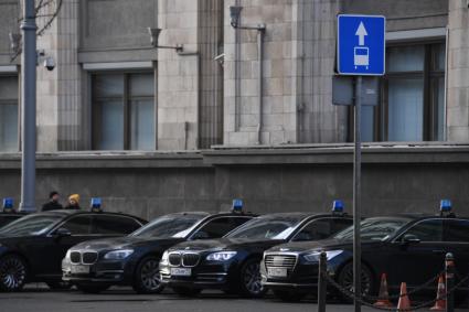 Москва. Стоянка служебных машин у здания Государственной Думы РФ.