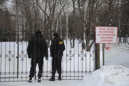 Екатеринбург. Охранники у входа на территорию санатория \'Бодрость\', куда были досталенны 58 граждан Китая прилетевших из Пекина. В течении 14 дней они будут находиться на карантине из-за распространения коронавируса