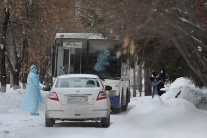 Екатеринбург. Автобус с 58 гражданами Китая прилетевшими из Пекина, подъезжает к территориии санатория \'Бодрость\'. В течении 14 дней они будут находиться на карантине из-за распространения коронавируса