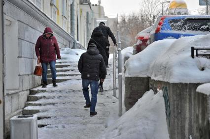 Екатеринбург. Люди на ступеньках лестницы обледеневших из-за потепления