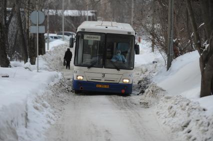 Екатеринбург. Автобус с 58 гражданами Китая прилетевшими из Пекина, подъезжает к территориии санатория \'Бодрость\'. В течении 14 дней они будут находиться на карантине из-за распространения коронавируса