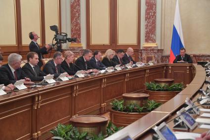 Москва. Премьер-министр РФ Дмитрий Медведев (справа) во время поздравления правительства РФ с Новым 2020 годом.