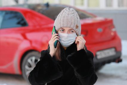 Красноярск. Девушка в медицинской маске на одной из улиц города.