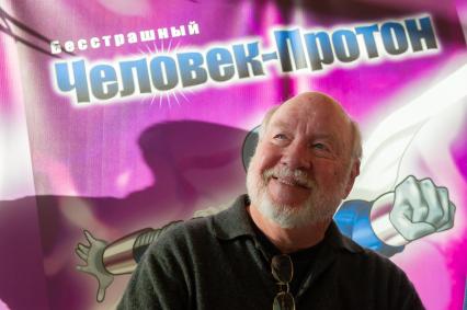 Санкт-Петербург. Американский писатель Стив Энглхарт презентовал комикс `Человек-Протон` в Центре протонной терапии МИБС для детей с онкозаболеваниями .