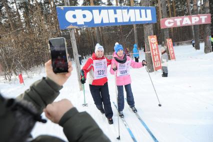 Екатеринбург. Участники массового забега на лыжах \'Лыжня России 2020\'.