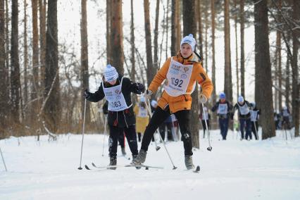 Екатеринбург. Участники массового забега на лыжах \'Лыжня России 2020\'.