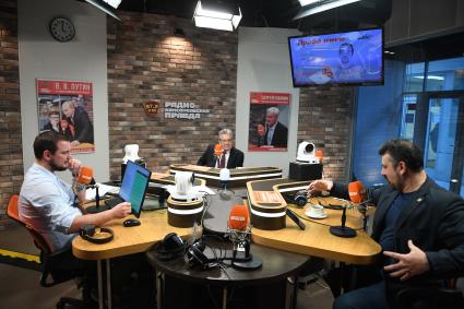 Москва. Президент РАН  Александр Сергеев  ( в центре) на радио `Комсомольская правда`.